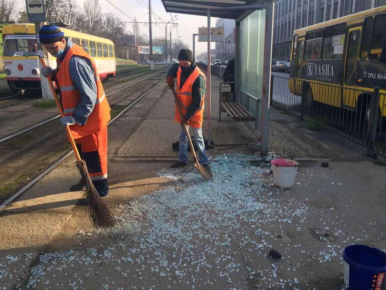 В Одессе вандалы разбили еще одну остановку (фото) - Одесса Vgorode.ua