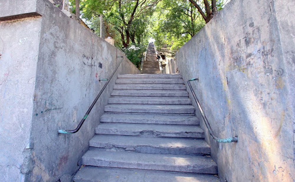 Лестница на бульваре Жванецкого Фото: slovo.odessa.ua