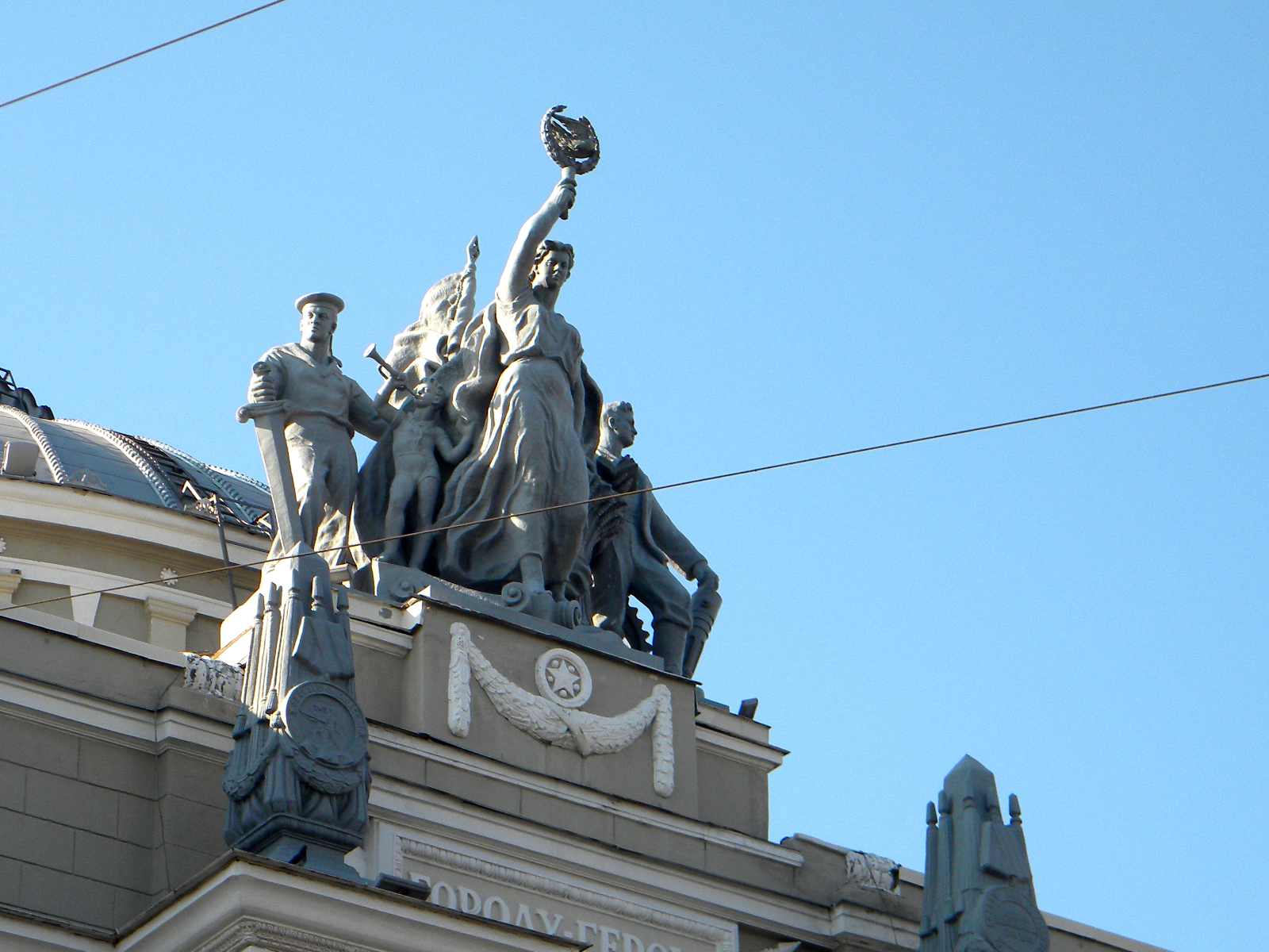 Скульптура на одесском вокзале Фото: Шукач