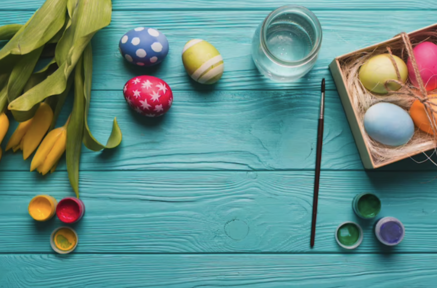 Можно раскрасить яйца с помощью восковых свечей -