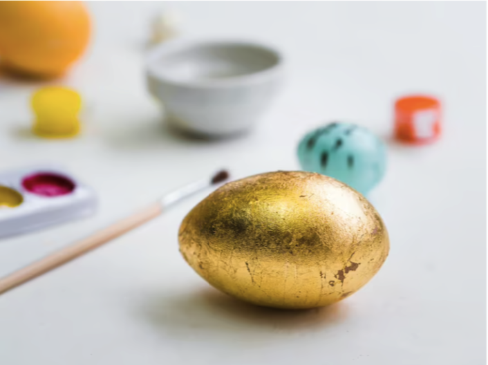 Покрасить яйца с помощью фольги -