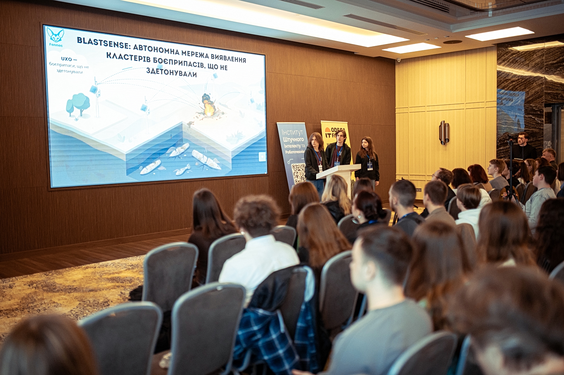 В Одесі студенти показали рукавичку-сапера за 30 доларів та застосунок для сну під час тривог фото 2 1