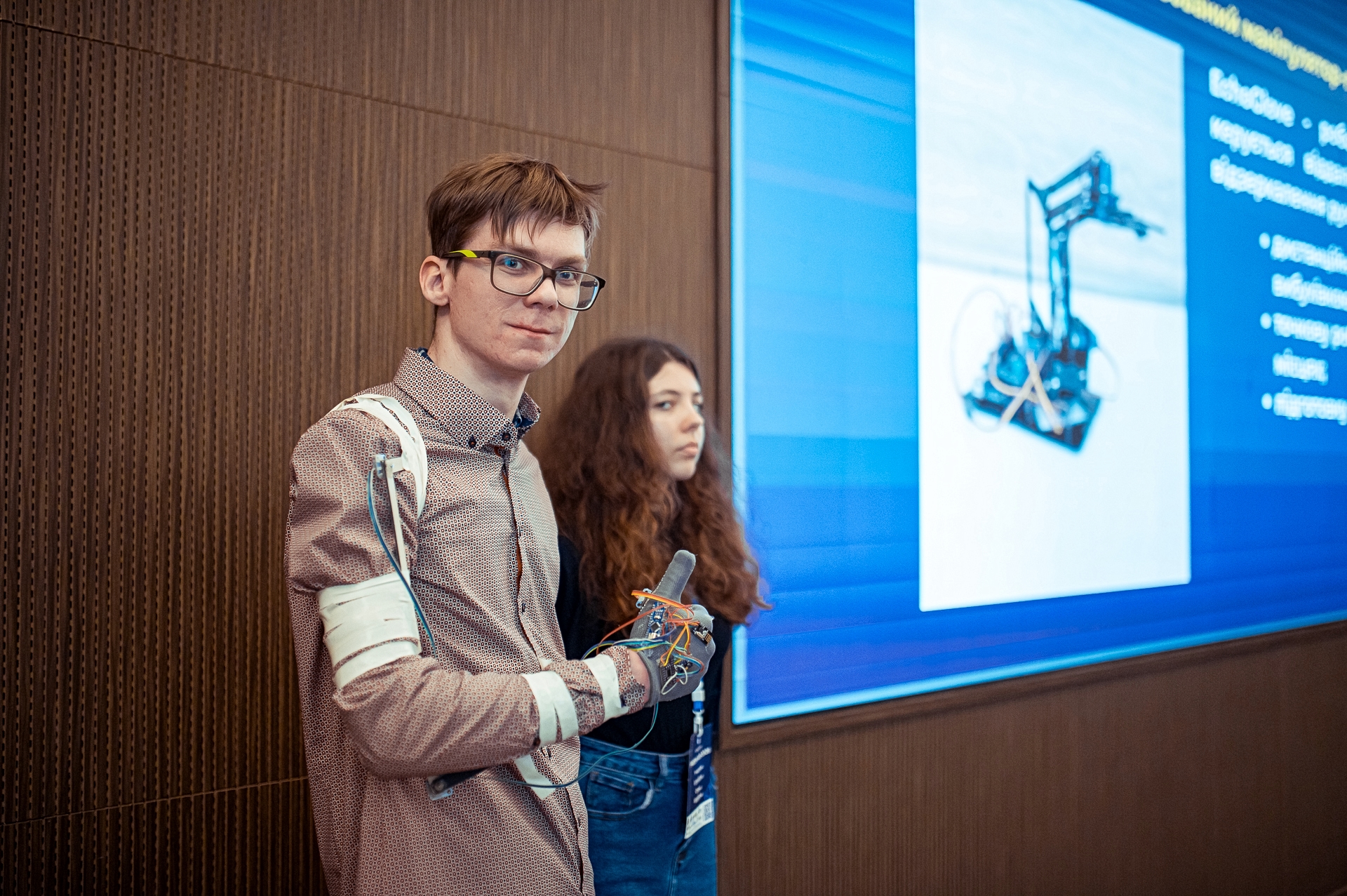 В Одесі студенти показали рукавичку-сапера за 30 доларів та застосунок для сну під час тривог фото 1