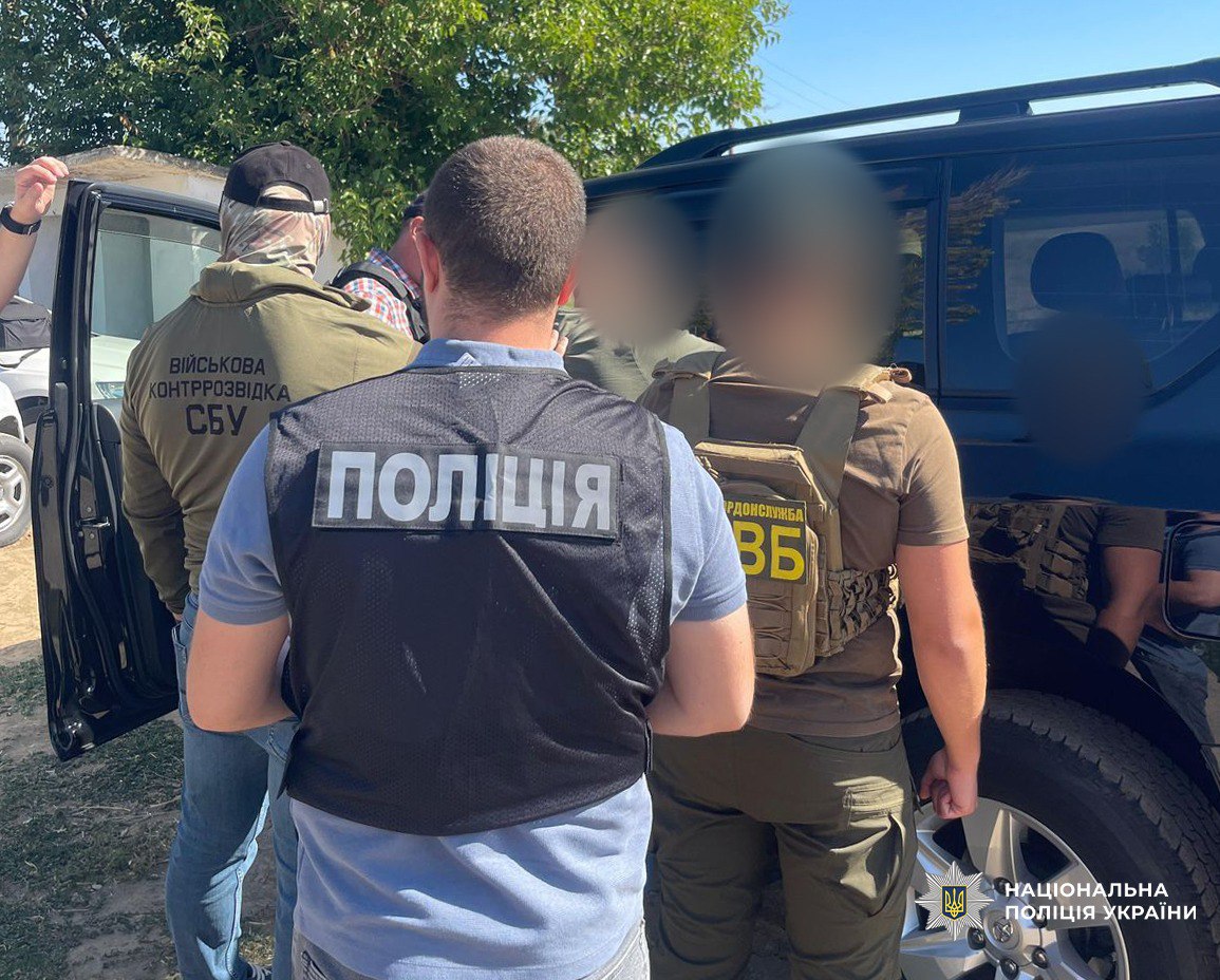 В Одессе задержали мужчин, предлагавших 7500 долларов взятки пограничнику за незаконное пересечение границы.