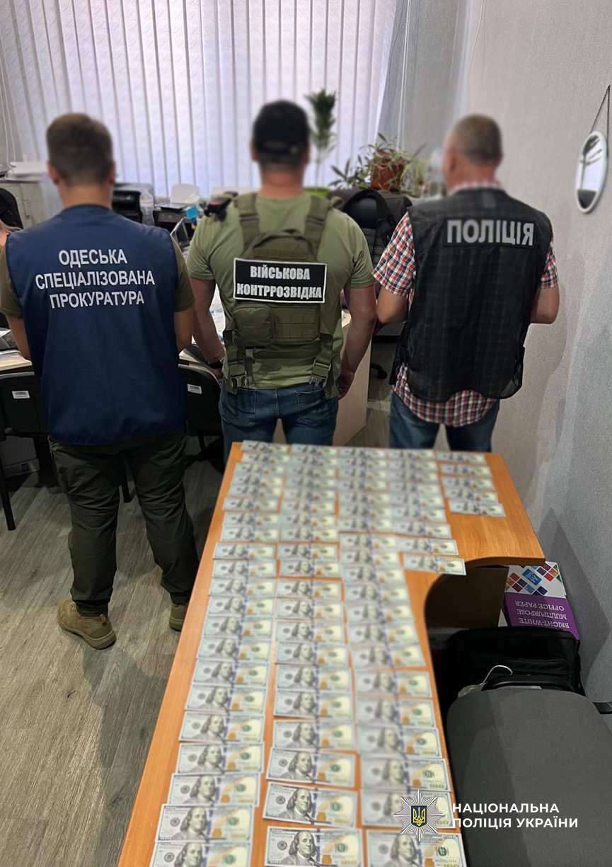 В Одессе задержали мужчин, предлагавших 7500 долларов взятки пограничнику за незаконное пересечение границы.