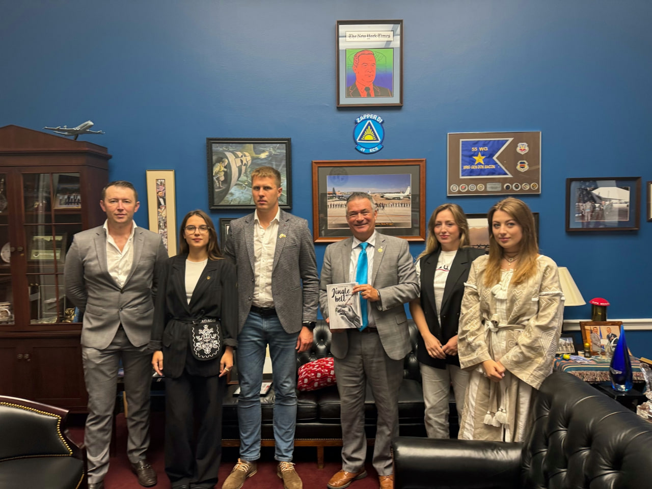 У Лос-Анджелесі презентували книгу Jingle Bellz колишнього військовополоненого Олексія Анулі. фото: GO Ukraine