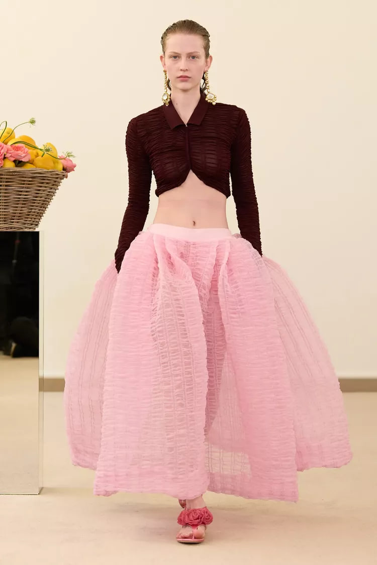 Объёмные и яркие юбки как ключевой элемент.