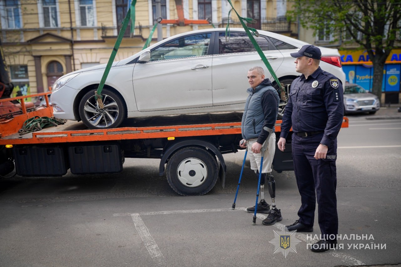 В Одессе провели рейд на парковках для людей с инвалидностью: нарушителей эвакуировали фото 1