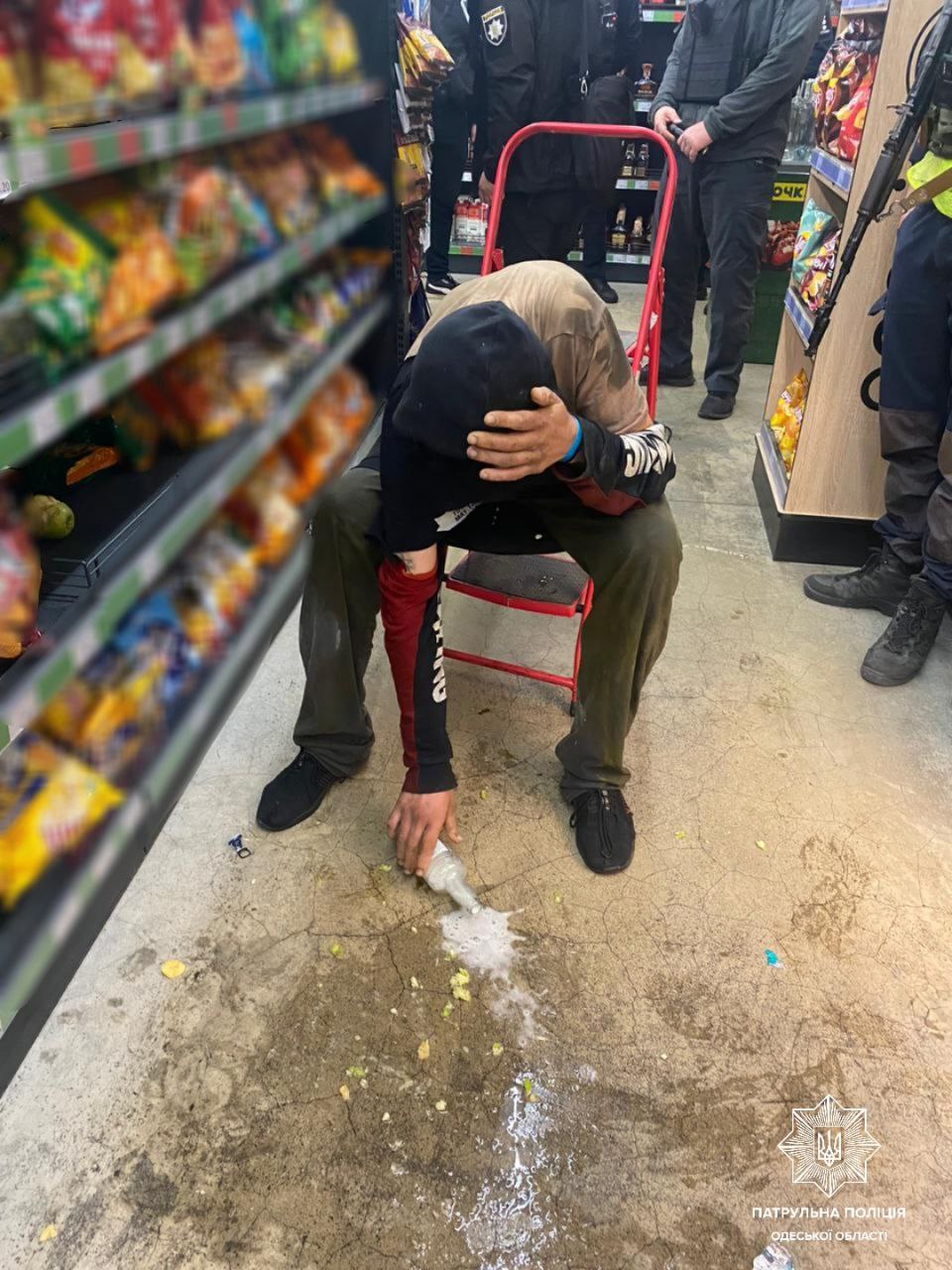 В Одесі злодій проник до крамниці і вирішив там повечеряти.