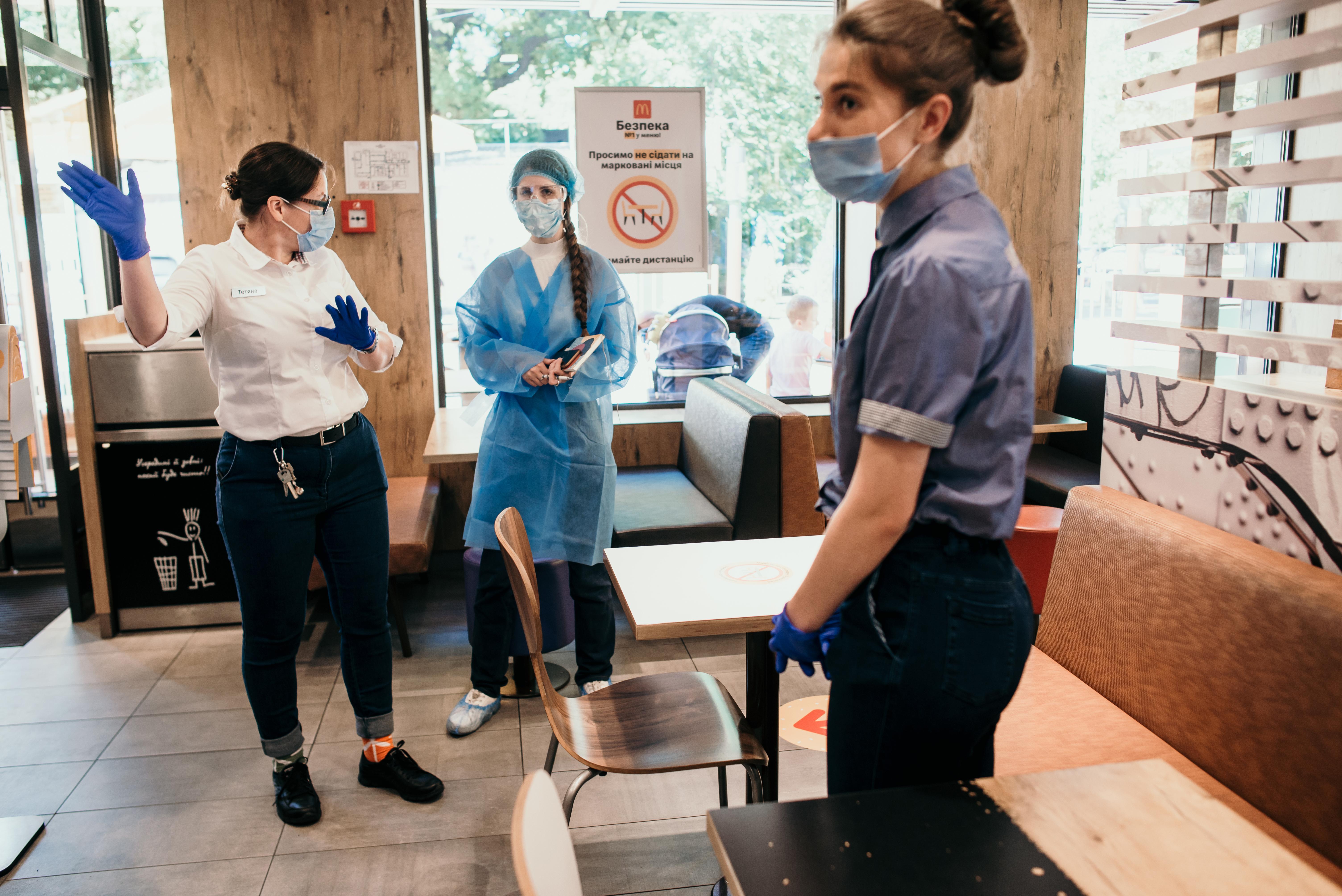 Безконтактне обслуговування, рукавички та маски: які зміни відбулись у МакДональдз в Україні