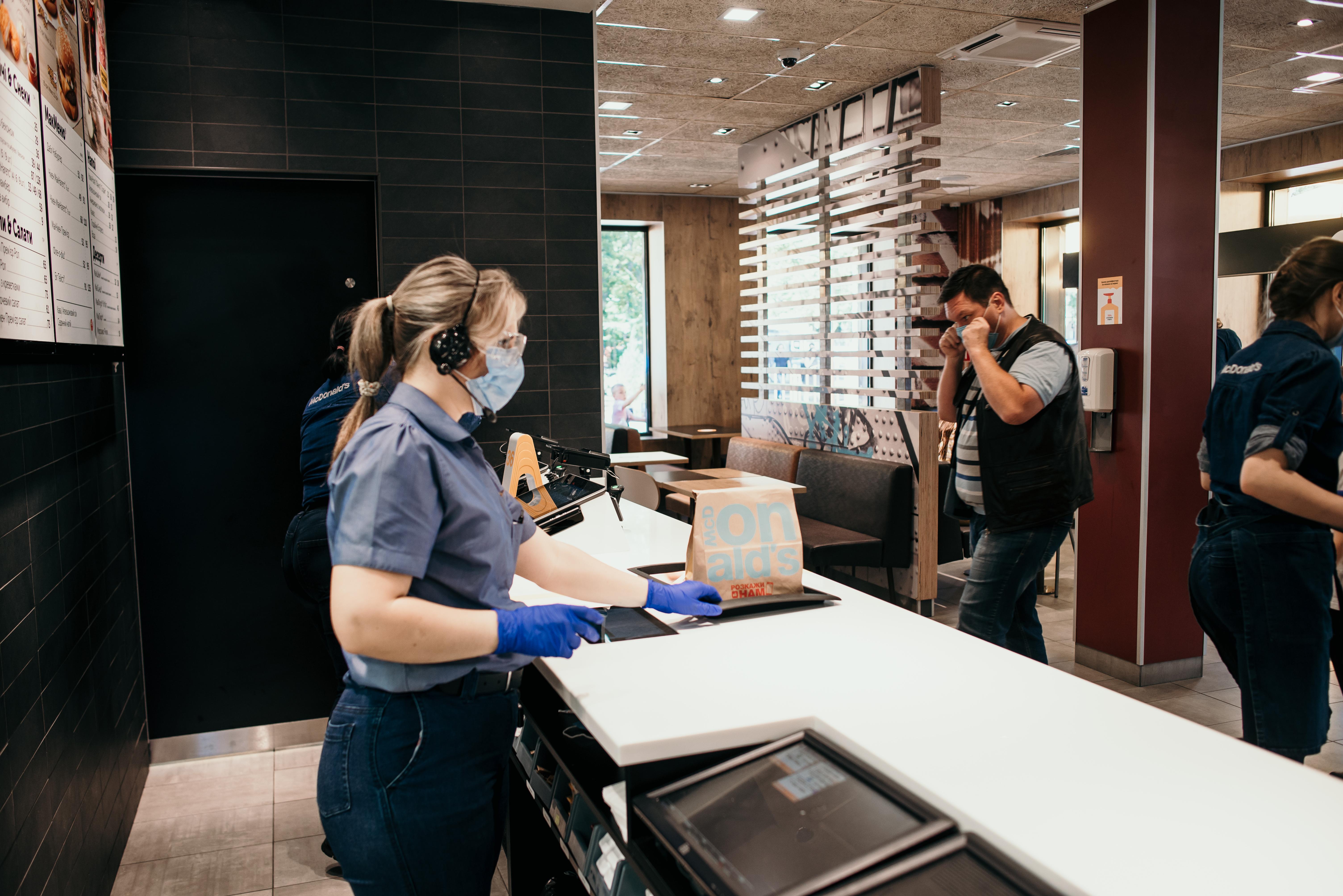 Безконтактне обслуговування, рукавички та маски: які зміни відбулись у МакДональдз в Україні