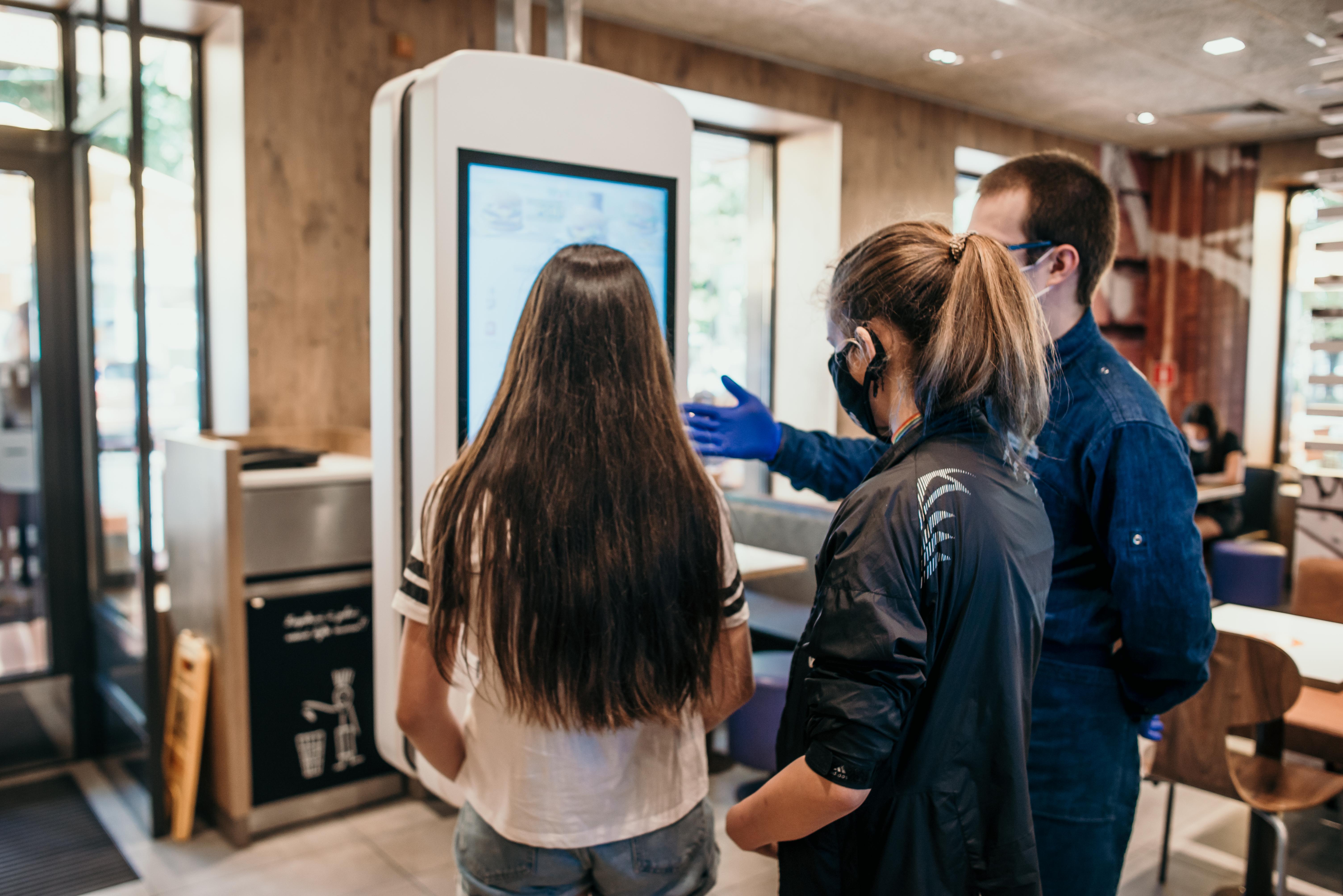 Безконтактне обслуговування, рукавички та маски: які зміни відбулись у МакДональдз в Україні