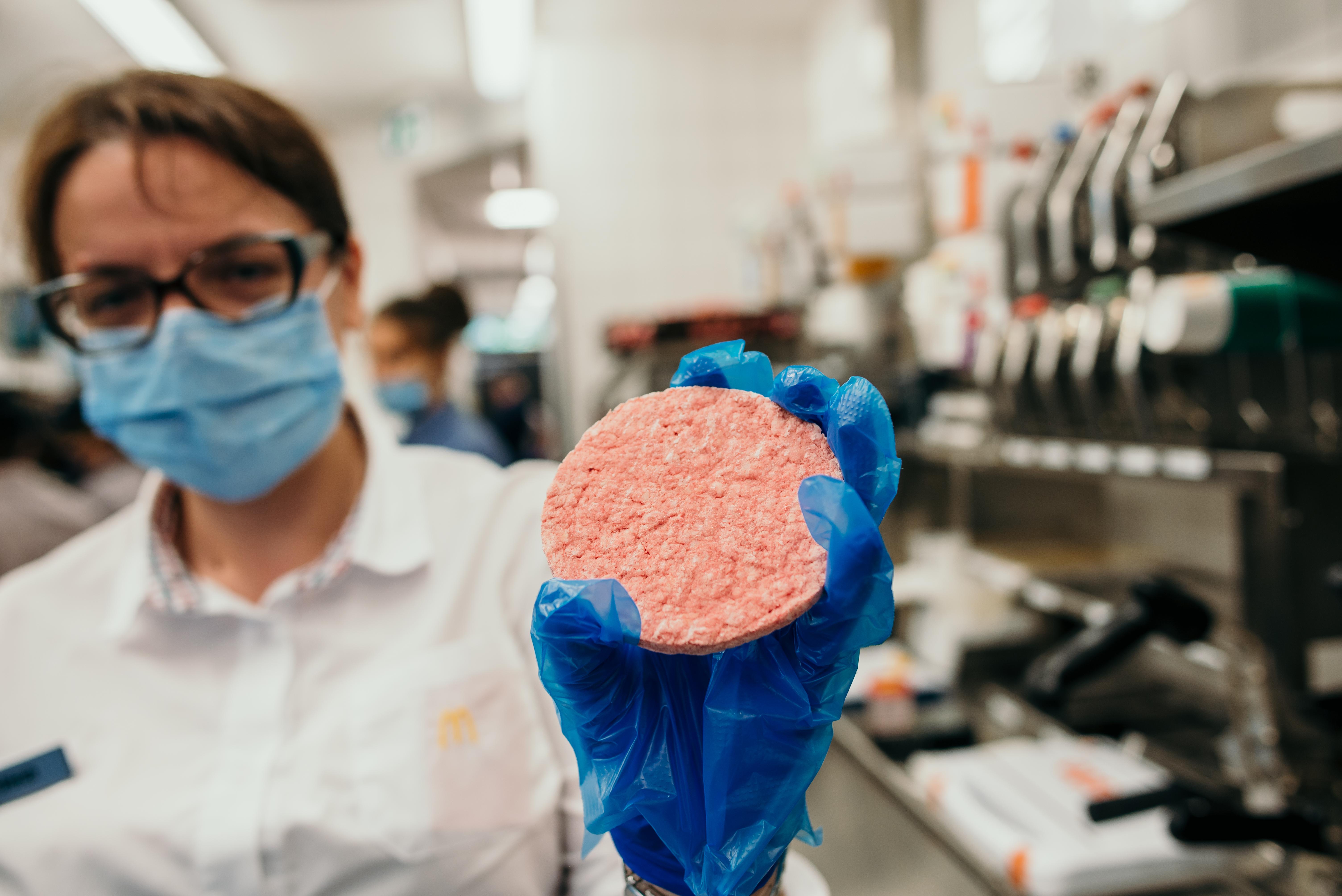 Безконтактне обслуговування, рукавички та маски: які зміни відбулись у МакДональдз в Україні