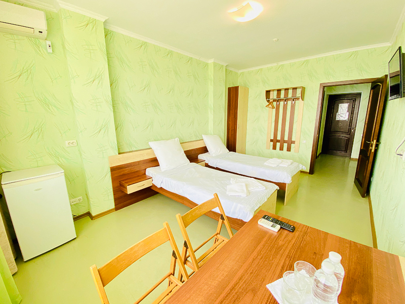 Номер "полулюкс" с видом на море для четверых человек. Двухместная комната. Фото: chaika2.od.ua