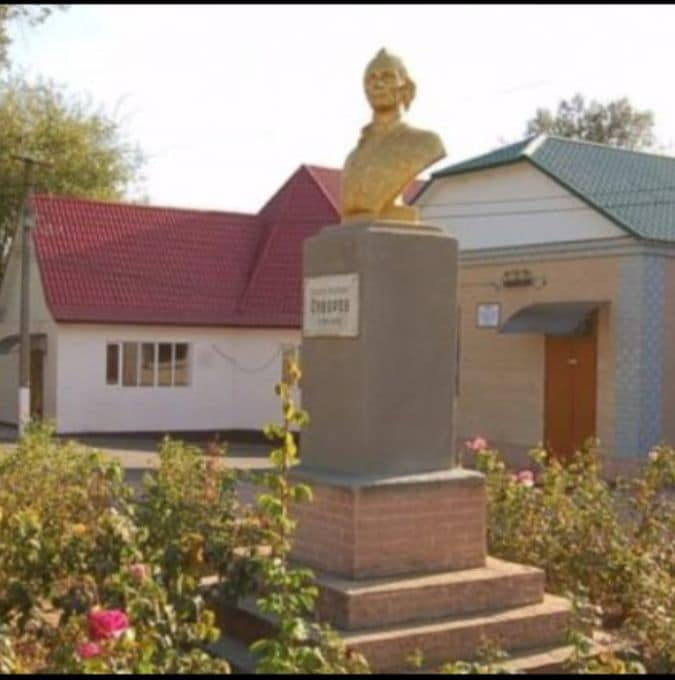 В Одесской области снесли еще один памятник Суворову.