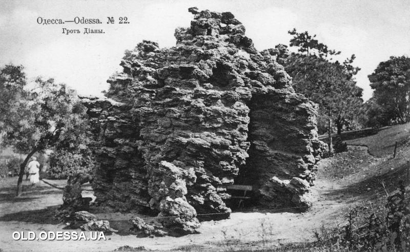 Грот Дианы со скамейкой. Фото: viknaodessa.od.ua