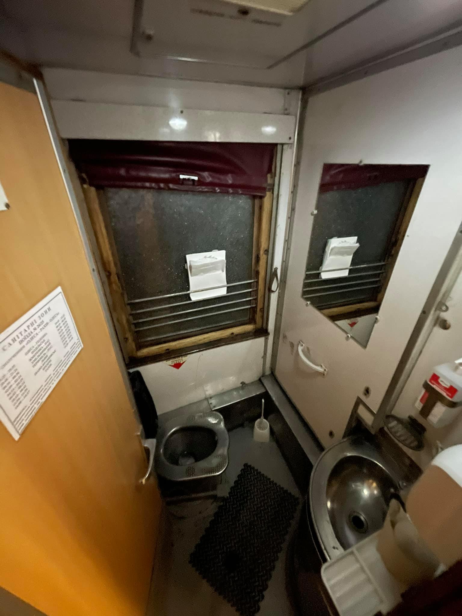 Туалет в СВ. Фото: со страницы Вячеслава Грубого в Facebook