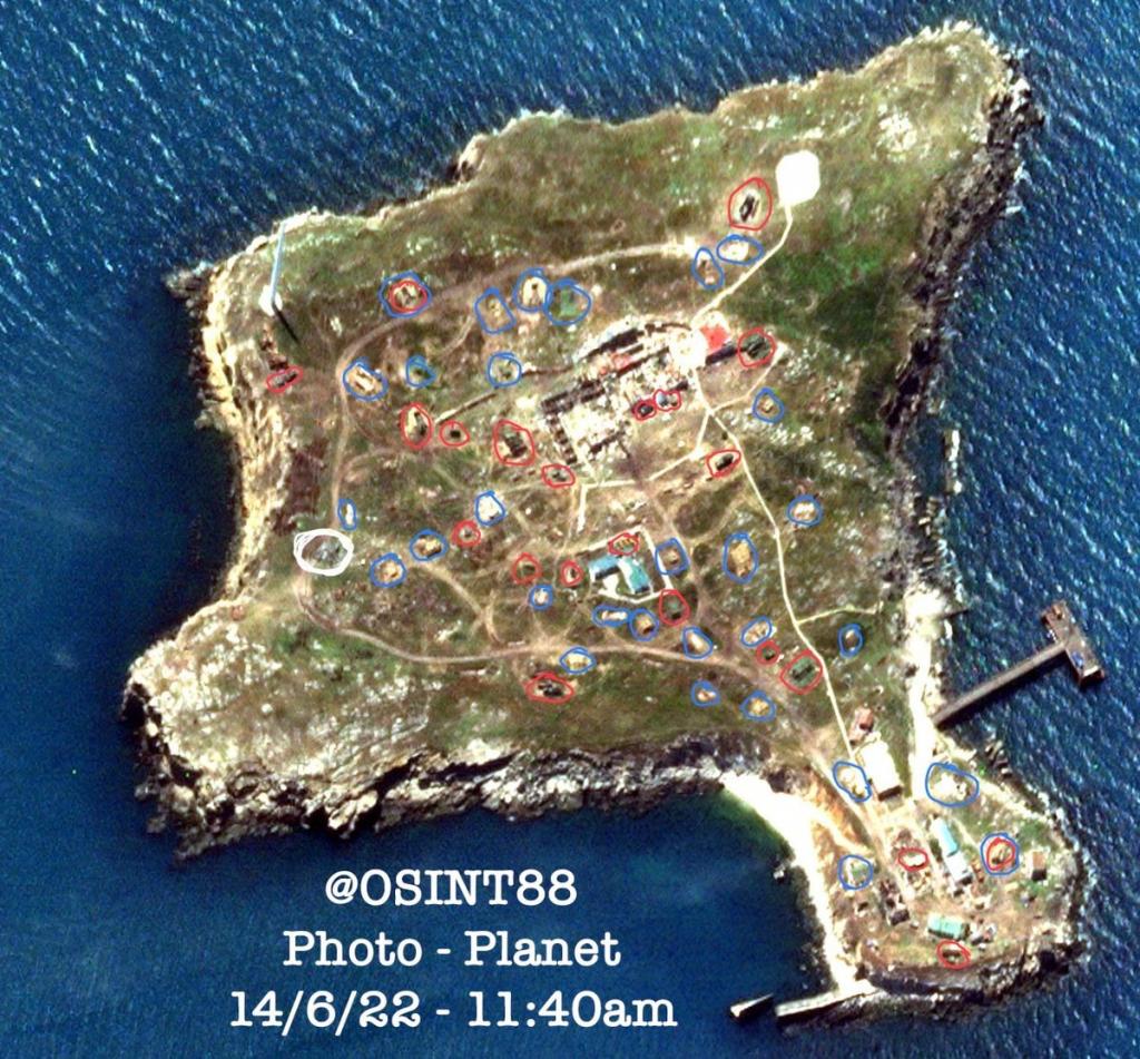 Появились свежие снимки острова Змеиный: там много техники оккупантов.