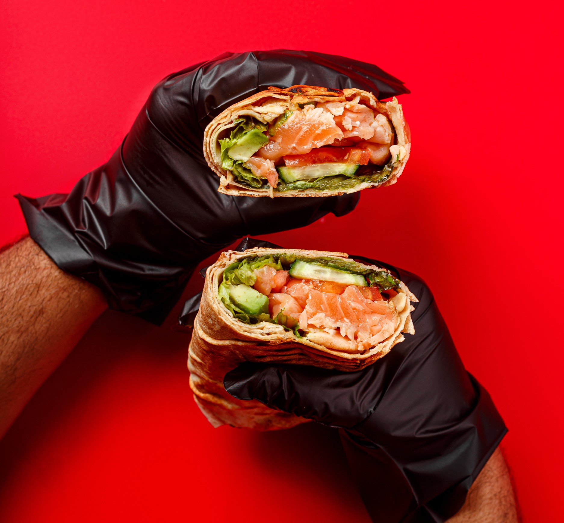 Шурма з лососем та авокадо.