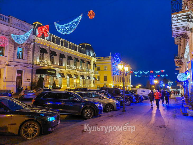 На Приморском бульваре включили новогоднюю иллюминацию.