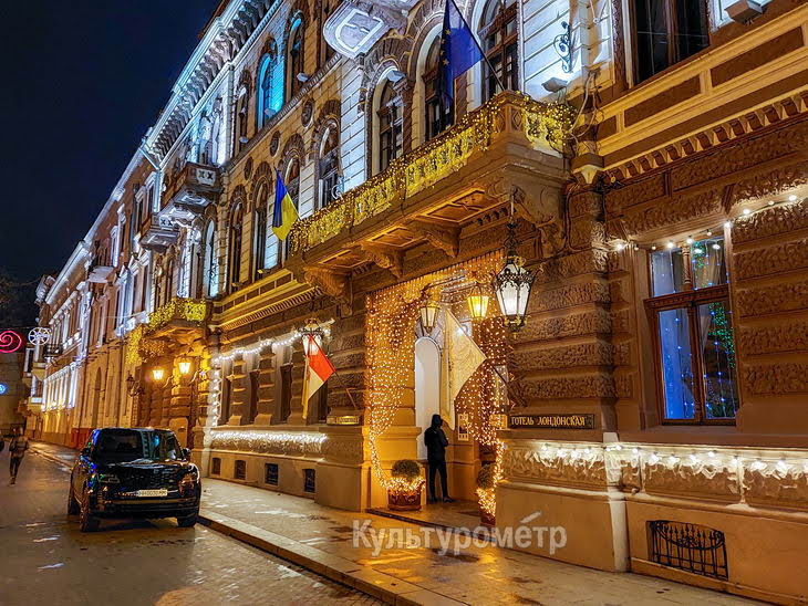 На Приморском бульваре включили новогоднюю иллюминацию.