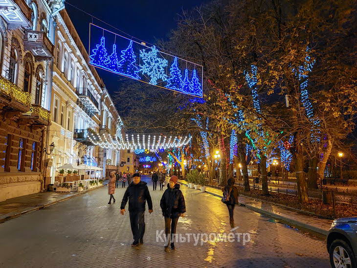 На Приморском бульваре включили новогоднюю иллюминацию.