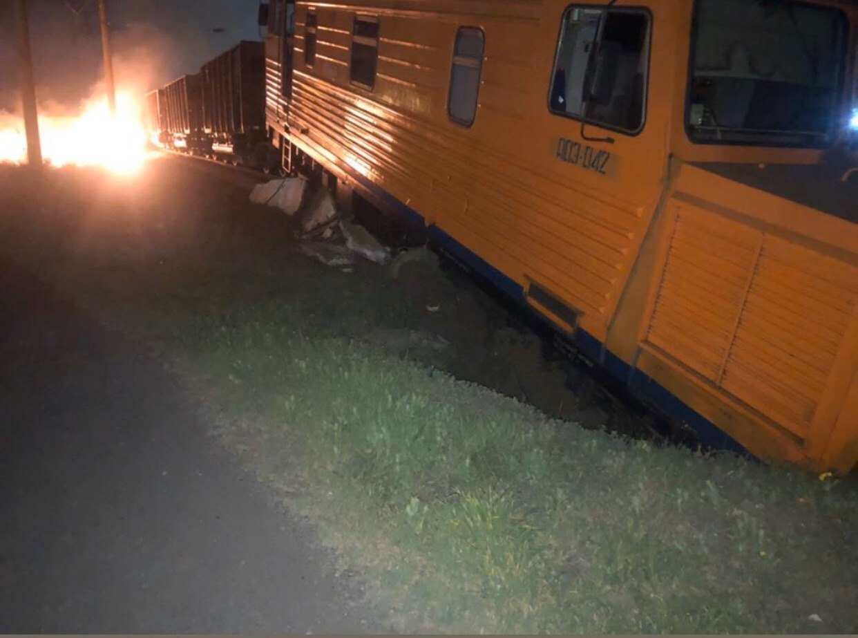 В Одессе поезд сошел с рельсов и пробил стену. Фото: Одесса как она есть