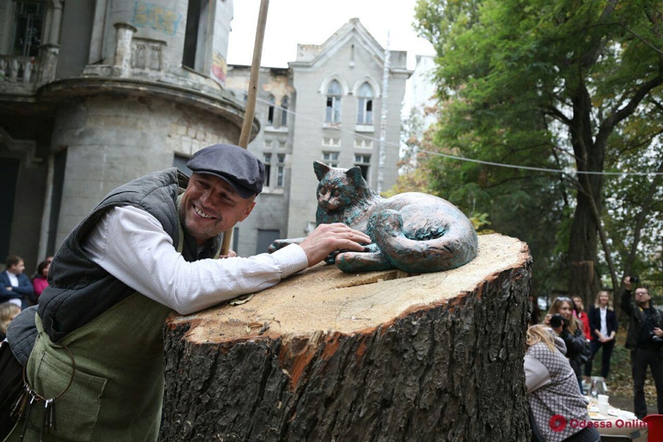 Скульптура кота на большом пне / фото: "Одесса онлайн"