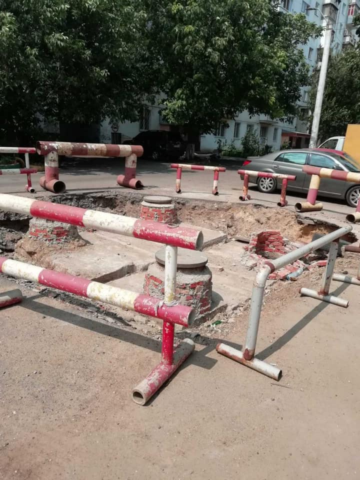 На поселке Котовского автомобиль провалился в коллектор. Фото: Теплоснабжение Одессы