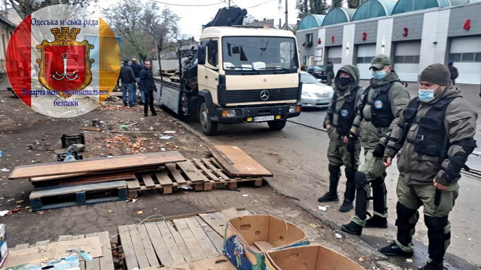 на улице Мечникова, 51 больше не будет стихийной торговли овощами и фруктами. Фото: facebook.com/dmb.omr 