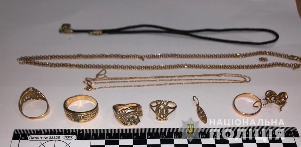 В Одесі 70-річна бабуся вкрала у біженки з дітьми 20 тисяч доларів.