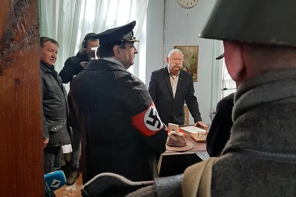 Кадр зі зйомки фільму "Посмішка левиці"