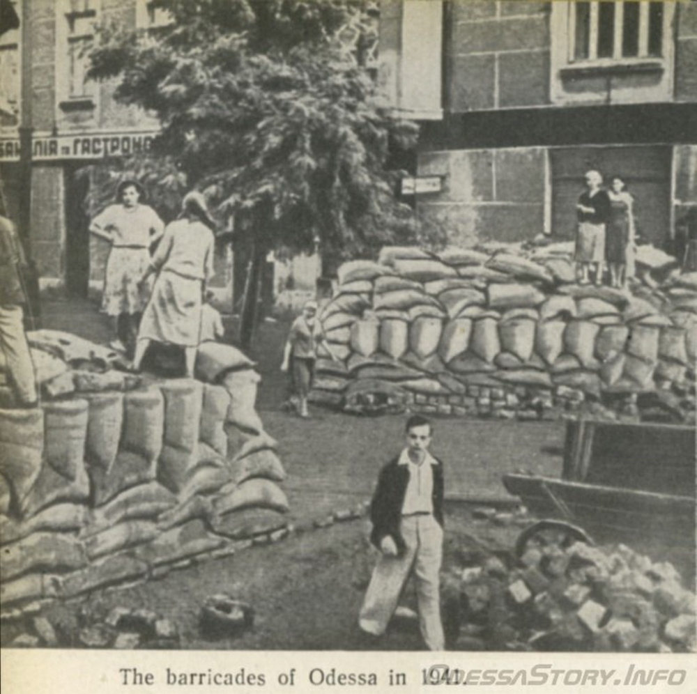 Одеситки будують барикаду на розі Тираспільської та Комсомольської вулиць.