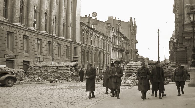 Румунські військові на перетині вулиць Рішельєвської та Ланжеронівської. Жовтень 1941 року.