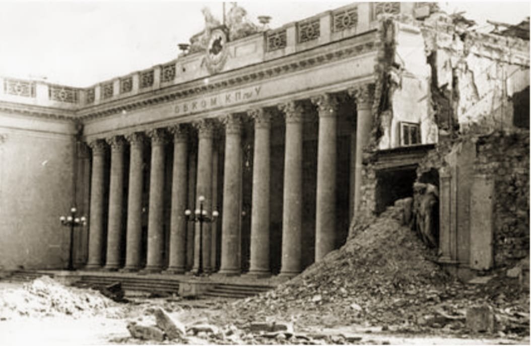 Здание Одесской городской думы после попадания  авиабомбы.