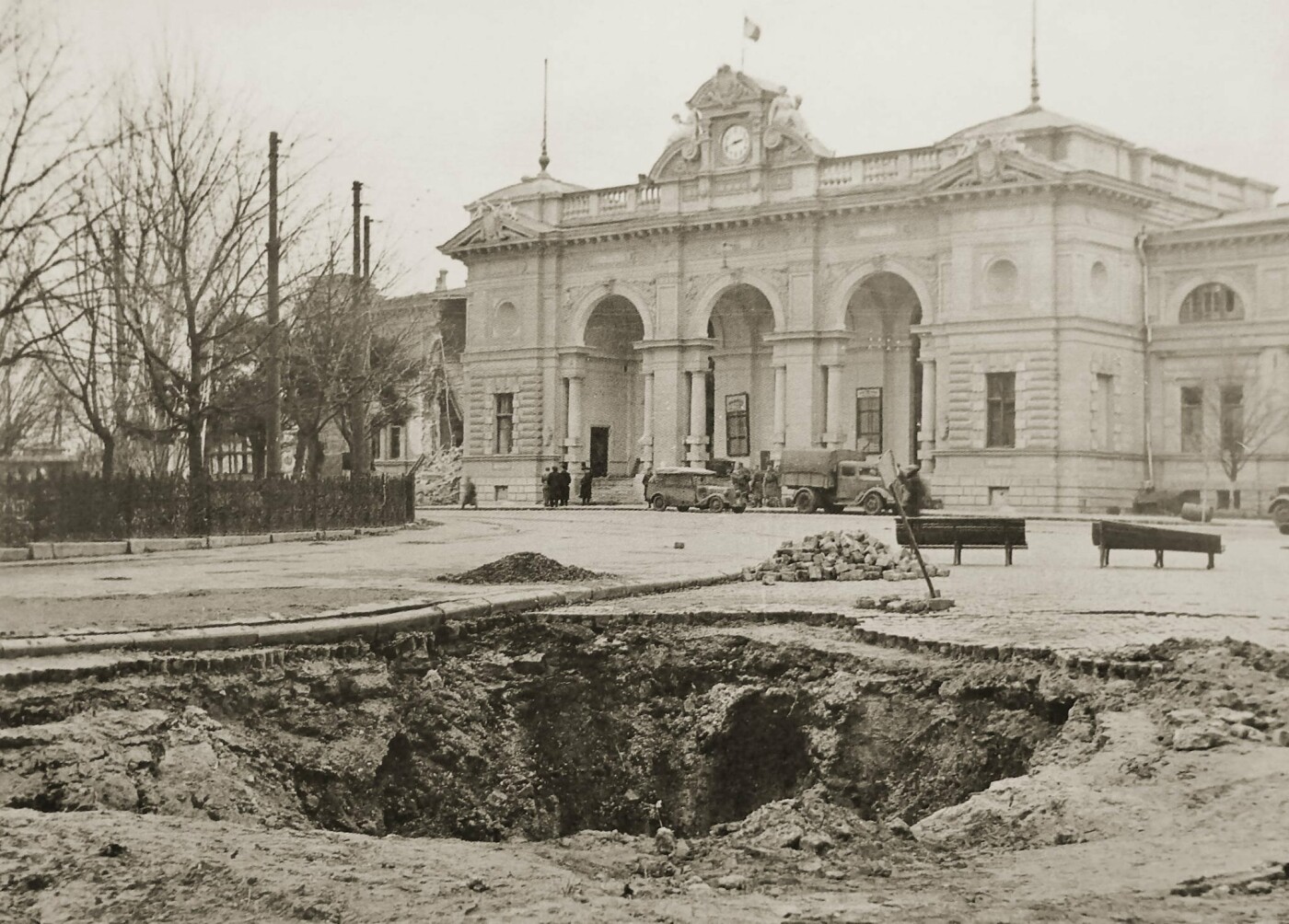 Привокзальная площадь и первое здание железнодорожного вокзала в 1941 году с воронкой от авиабомбы.