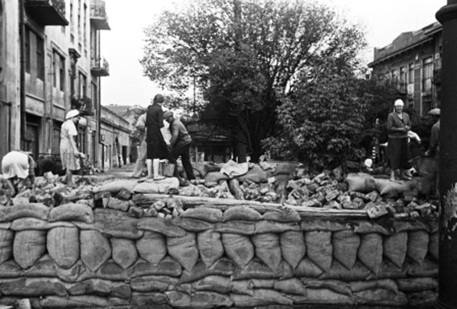 Одесити споруджують барикади.