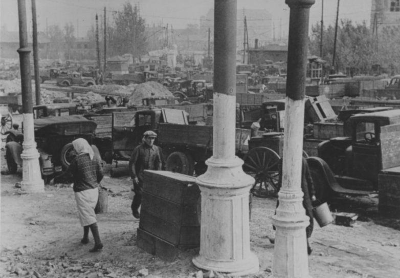 Советская автомобильная техника, брошенная во время отступления из Одессы.