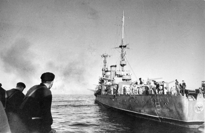 Легкий крейсер "Червона Україна" у морі в період оборони Одеси.