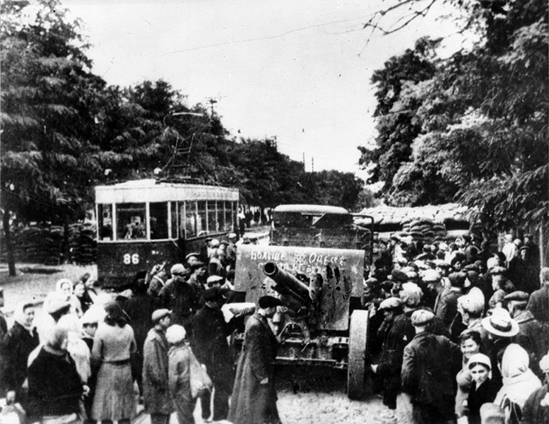 Горожане оценивают трофейное оружие нацистов. 