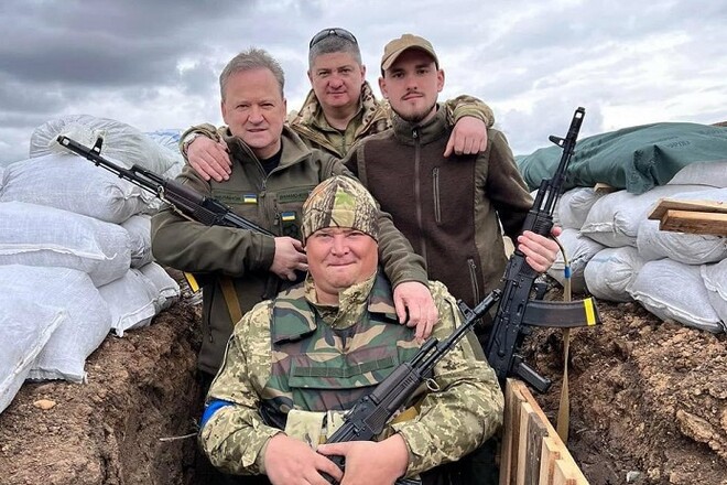 Легенда Динамо Игорь Беланов вместе с своим сыном защищают Одессу.