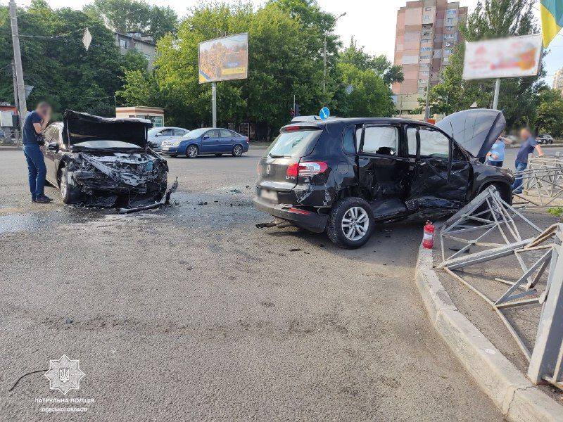 Утром на проспекте Небесной сотни произошло ДТП: пострадали два человека.