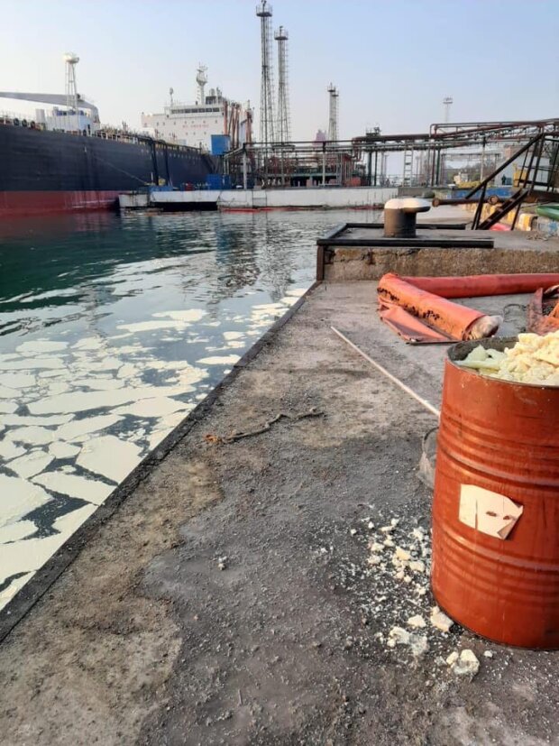 Под Одессой в море сбросили тонны пальмового масла