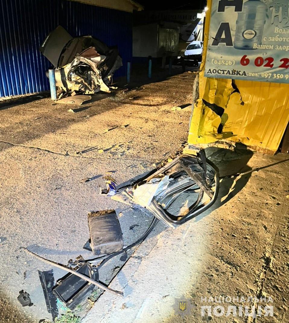 Под Одессой пьяный водитель на BMW врезался в дом: есть погибший.