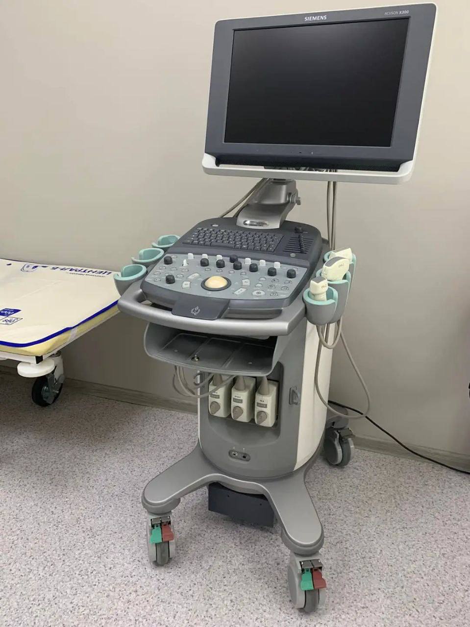 Одесская больница получила реанимобиль и медоборудование из Германии.