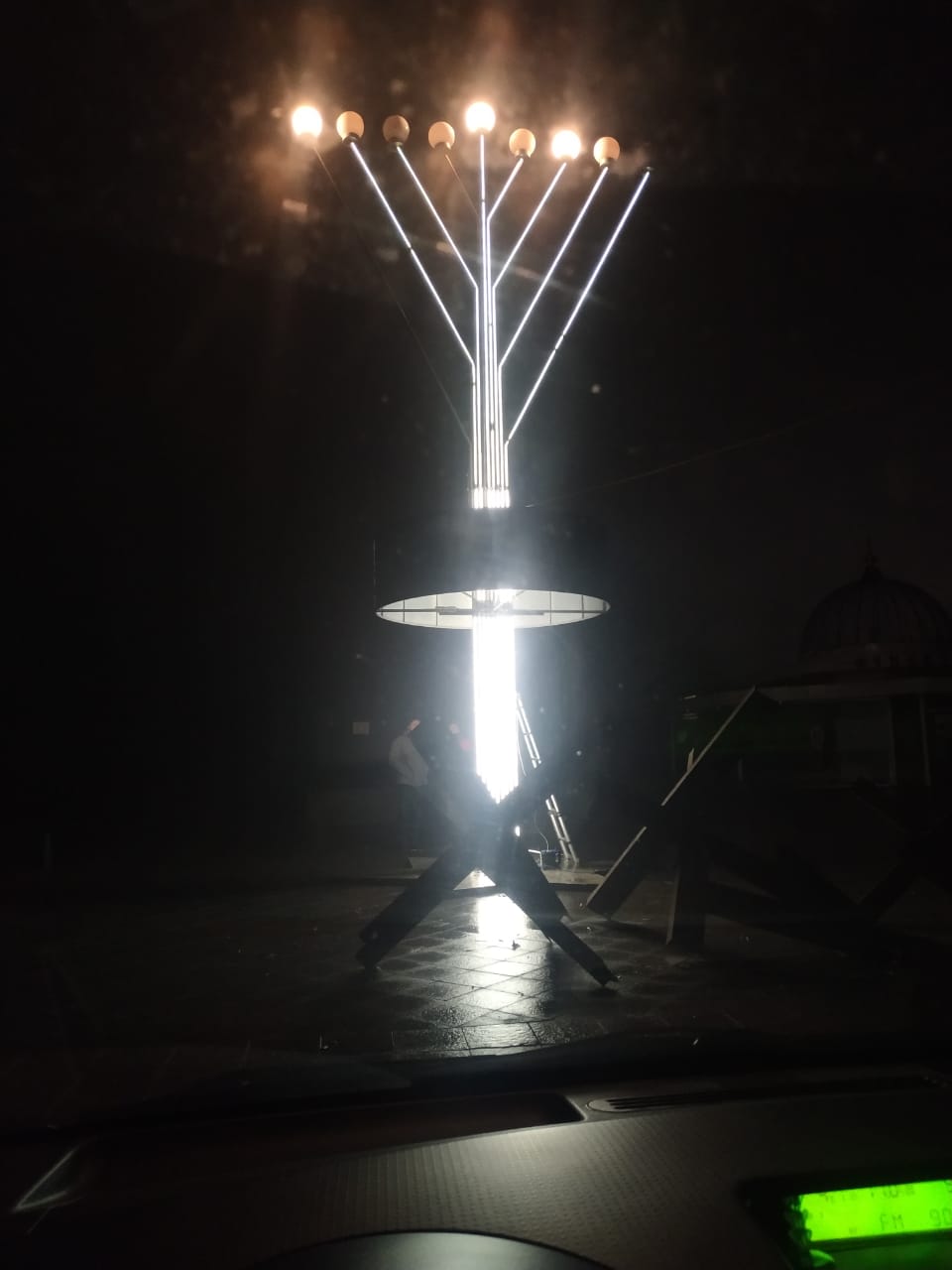 В Одесі встановили величезний дев'ятисвічник.