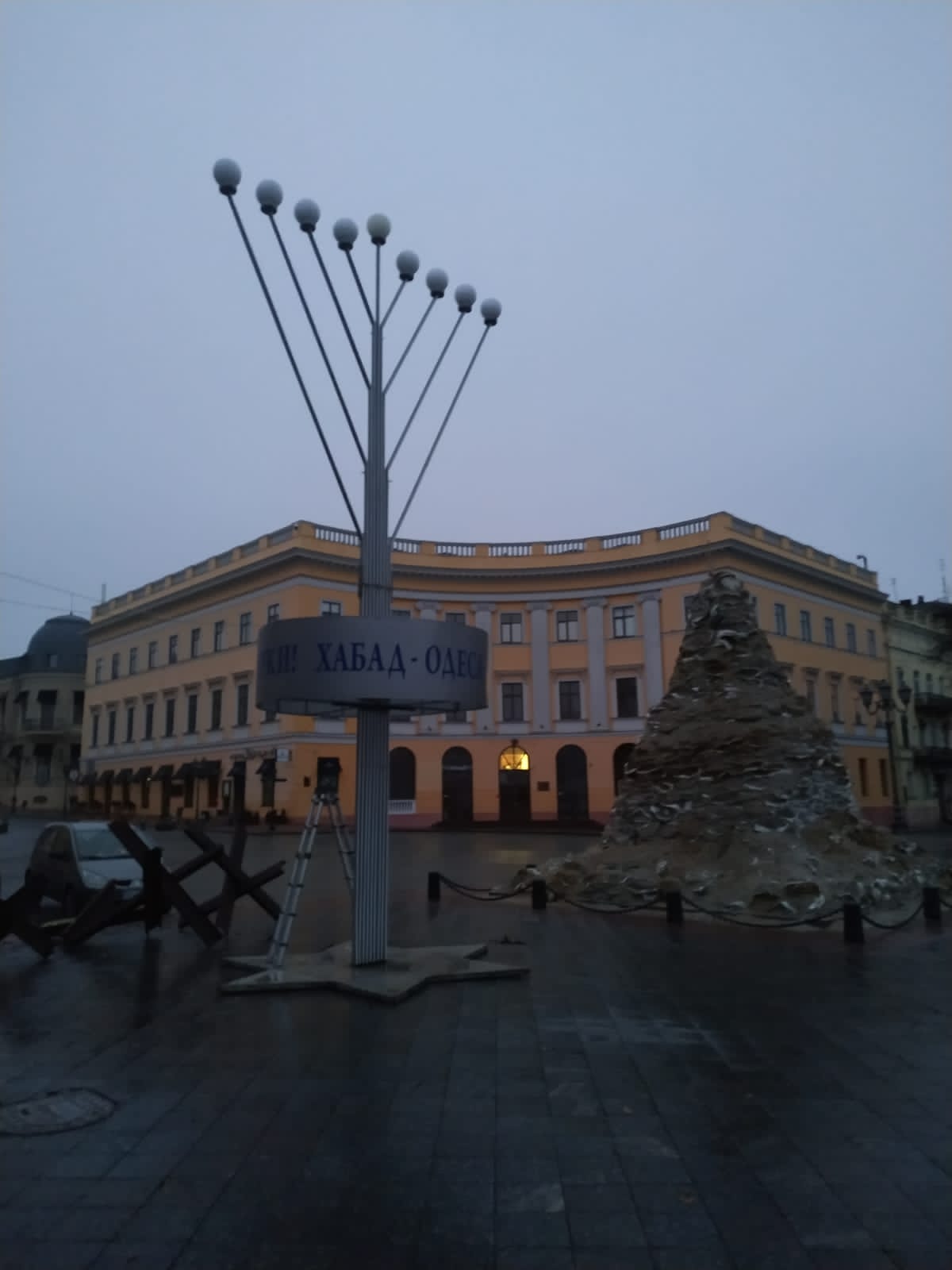 В Одесі встановили величезний дев'ятисвічник.