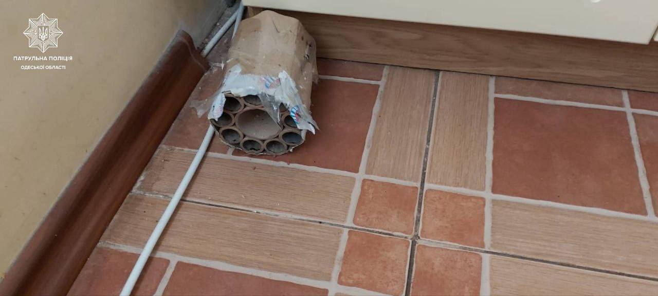 В Одессе мужчина запустил салют в сторону детей.