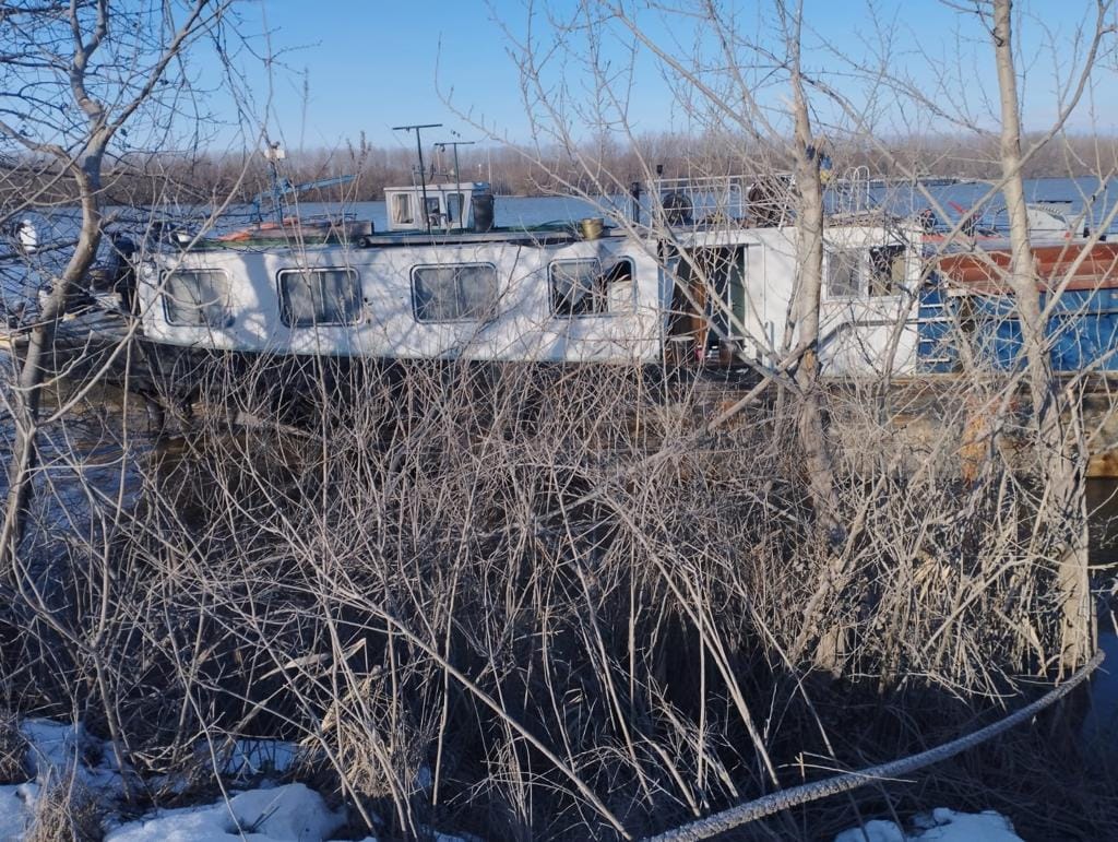 Не утонула: что случилось с румынской баржой в порту Рени.