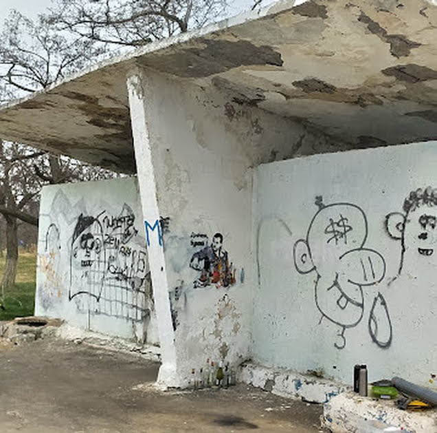 В Одессе нарисовали граффити с пьяным Медведевым.